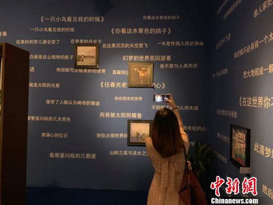 人工智能產(chǎn)品微軟“小冰”的詩(shī)作吸引參觀者目光。　張斌 攝