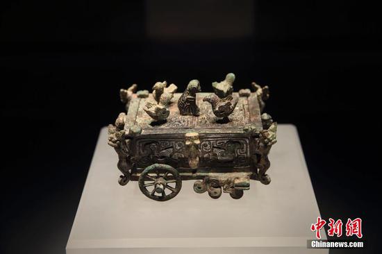 圖為博物館陳列的山西省聞喜縣出土的刖人守囿車(chē)。中新社記者 張?jiān)?攝