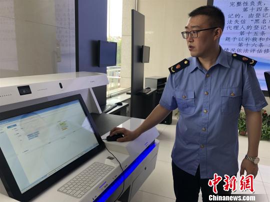 圖為工作人員展示新的系統程序。　楊毅 攝