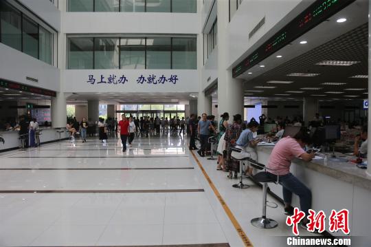 圖為大連自貿區綜合服務大廳。　樸峰 攝