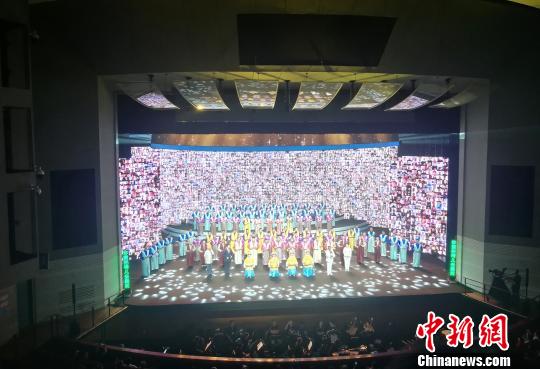 9日晚，“國風豫韻出彩河南”中國豫劇表演藝術家李樹建藝術實踐公益演唱會在北京保利劇院精彩舉行，晚會通過網絡互動形式，實現了多地同時、萬人同屏同唱的場景?！±钯F剛 攝