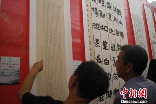 此次展覽作品包括篆書、隸書、草書、楷書、行書等書體。　李庭耀 攝