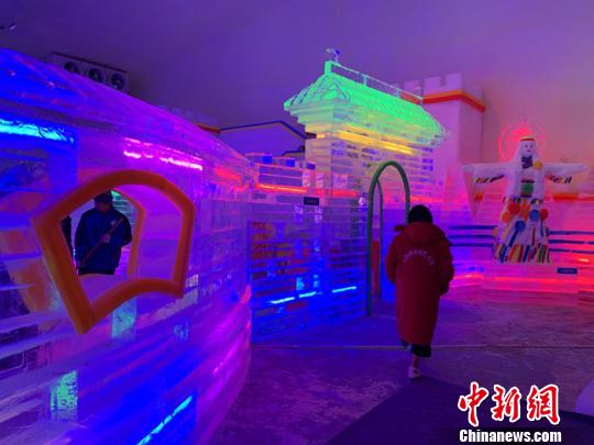 山西長治通天峽景區國際冰雕邀請賽開幕，七彩城冰雪藝術館正式開園迎客。　劉小紅 攝