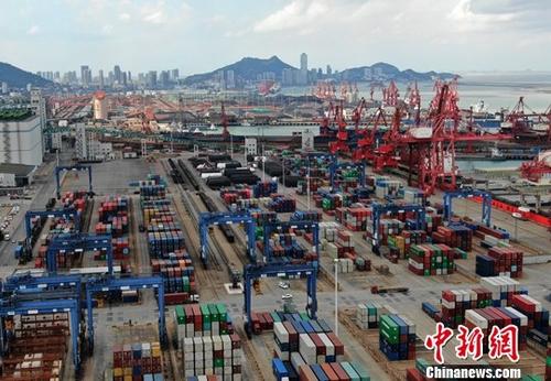 1月14日，中國海關總署發布的數據顯示，據海關統計，2018年，中國外貿進出口總值30.51萬億元人民幣，比2017年增長9.7%。圖為航拍江蘇連云港一處集裝箱貨運碼頭。(資料圖片)<a target='_blank' href='http://www.chinanews.com/'>中新社</a>記者 泱波 攝