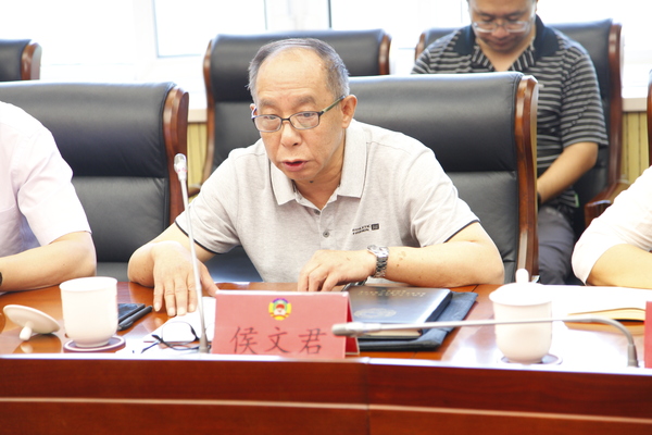 區政協專委會工作三室主任侯文君匯報建議案和調研報告的具體情況