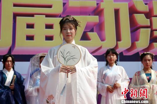 美女漢服走秀演繹古今碰撞。　徐巧明 攝