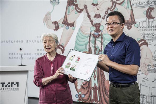 5 清華大學藝術博物館常務副館長杜鵬飛為常沙娜先生頒發捐贈證書.jpg
