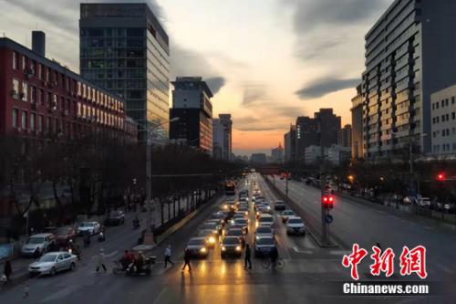 資料圖：城市道路上的汽車。張旭 攝