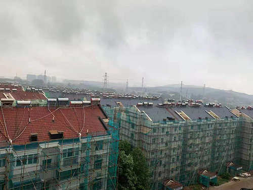 南京一老小區往瓦片噴漆算出新 監理單位:預算受限