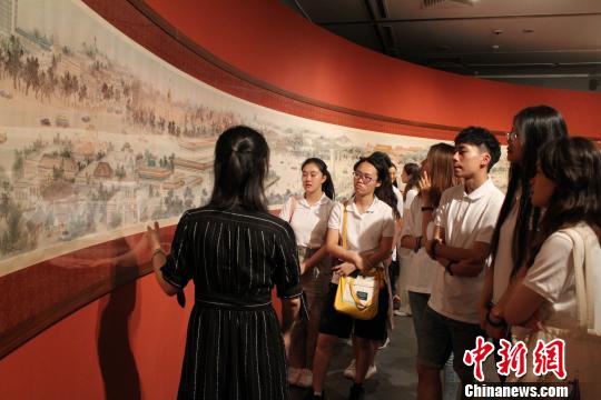 7月19日下午，17名香港高校藝術專業學生前往北京畫院美術館參觀。圖為參觀現場。　陳沁涵 攝
