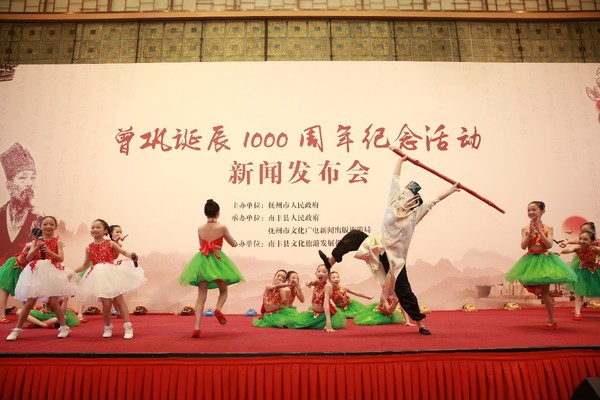 江西南豐縣教師進修學校附屬小學的孩子們表演原創少兒歌舞節目《我跟阿公學儺》
