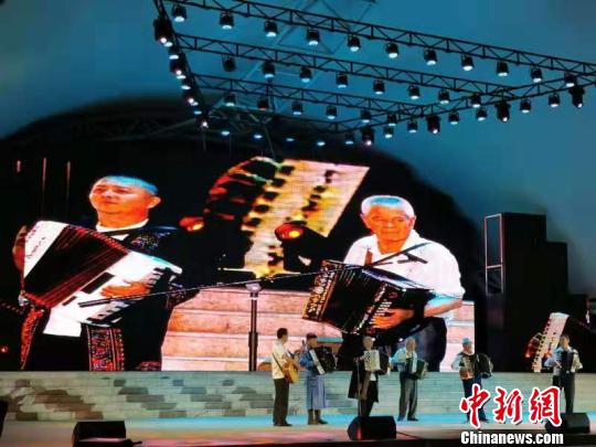 塔城市幾位民間手風琴演奏高手合奏《什噶那什噶》。　關秋生 攝