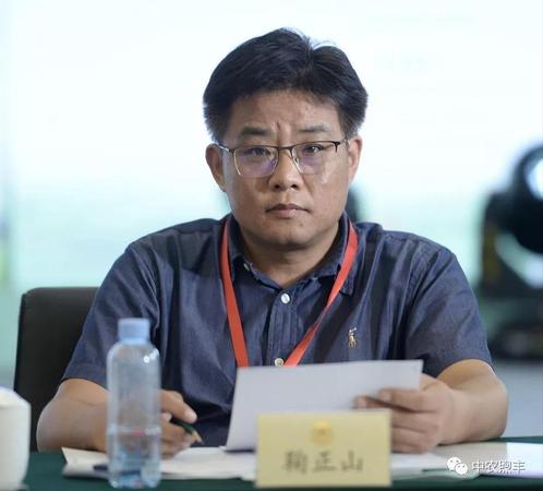 自然資源部國土整治中心研究員鞠正山針對鹽堿地的技術、開發方面的問題發表了獨特的見解。