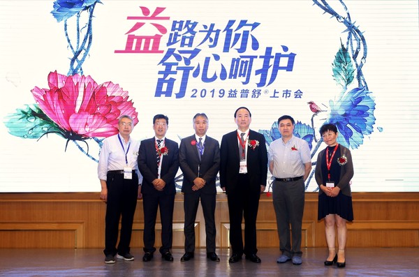 從左到右：瑞金醫(yī)院沈志祥教授、CSCO腫瘤康復(fù)與支持治療專業(yè)委員會主任委員王杰軍教授、蘇愛康首席執(zhí)行官荒井好裕先生、中國臨床腫瘤學(xué)會（CSCO）副理事長秦叔逵教授、中國抗癌協(xié)會鼻咽癌專業(yè)委員會前任主任委員胡超蘇教授、北京大學(xué)腫瘤醫(yī)院孫艷教授