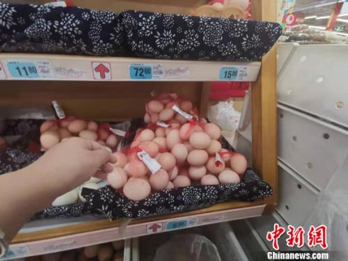 圖為北京一超市內(nèi)售賣的雞蛋。 謝藝觀 攝