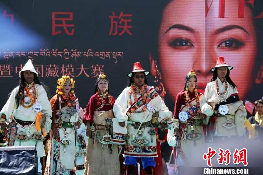 圖為參加藏模大賽的選手。　趙凜松 攝