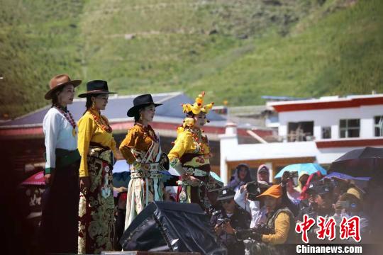 圖為參加藏模大賽的選手進行服飾展示?！≮w凜松 攝