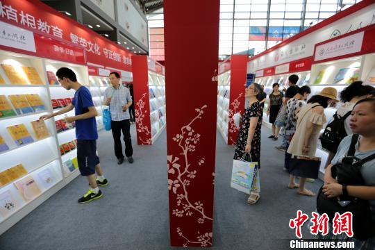 第29屆全國圖書交易博覽會在西安開幕。　張遠 攝