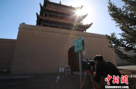 圖為工作人員正在對嘉峪關關城進行日常數據監測，以實現預防性保護。(資料圖) 鐘欣 攝