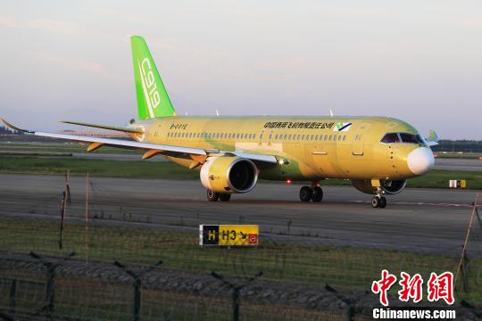 中國(guó)商飛C919大型客機(jī)104架機(jī)在上海浦東國(guó)際機(jī)場(chǎng)滑行道上滑行。　殷立勤 攝