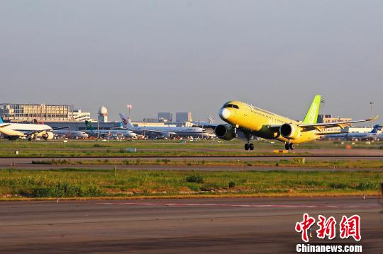 中國(guó)商飛C919大型客機(jī)104架機(jī)于5時(shí)32分從上海浦東國(guó)際機(jī)場(chǎng)第四跑道起飛。　殷立勤 攝