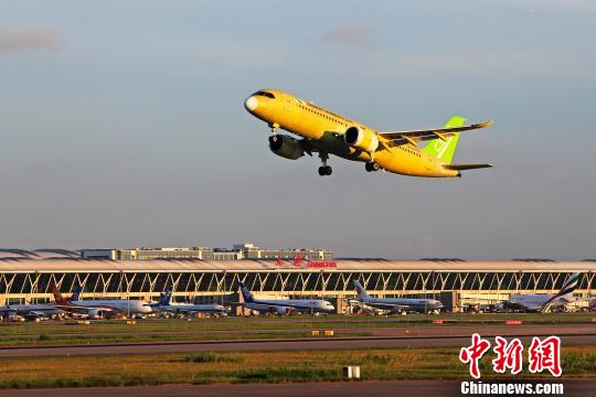 中國(guó)商飛C919大型客機(jī)104架機(jī)于5時(shí)32分從上海浦東國(guó)際機(jī)場(chǎng)第四跑道起飛。　殷立勤 攝
