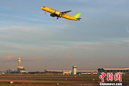 中國(guó)商飛C919大型客機(jī)104架機(jī)于5時(shí)32分從上海浦東國(guó)際機(jī)場(chǎng)第四跑道起飛。　殷立勤 攝