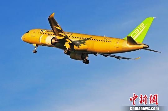 中國(guó)商飛C919大型客機(jī)104架機(jī)于5時(shí)32分從上海浦東國(guó)際機(jī)場(chǎng)第四跑道起飛。　殷立勤 攝