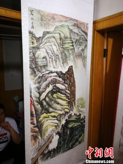杜府仁作品《復(fù)興之路》。　李曉偉 攝