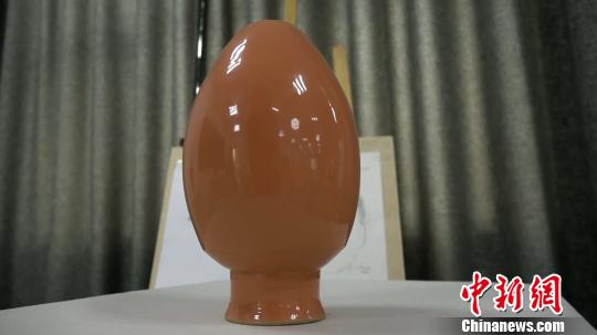 普瓊是拉薩市尼木縣民間陶藝人，自13歲開始至今從事陶藝工作，2019年被評(píng)為市級(jí)非物質(zhì)文化遺產(chǎn)傳承人。至今，普瓊以“指尖旋轉(zhuǎn)”的制陶繪就其30多年陶藝人生。圖為拉薩市尼縣中學(xué)在美術(shù)實(shí)踐教學(xué)中燒制的陶器。　貢桑拉姆 攝