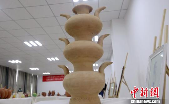 普瓊是拉薩市尼木縣民間陶藝人，自13歲開始至今從事陶藝工作，2019年被評(píng)為市級(jí)非物質(zhì)文化遺產(chǎn)傳承人。至今，普瓊以“指尖旋轉(zhuǎn)”的制陶繪就其30多年陶藝人生。圖為拉薩市尼縣中學(xué)在美術(shù)實(shí)踐教學(xué)中燒制的創(chuàng)新型陶壺。　貢桑拉姆 攝
