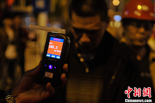 資料圖：交警查酒駕醉駕。<a target='_blank' href='http://www.chinanews.com/'>中新社</a>發(fā) 劉冉陽 攝