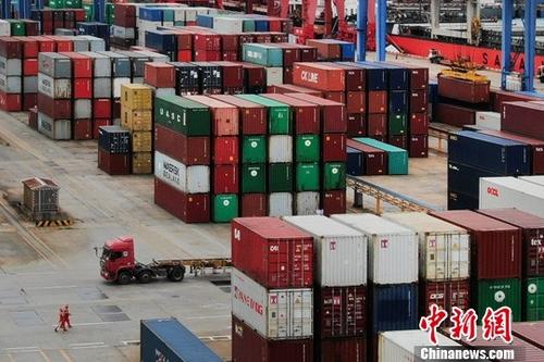資料圖：江蘇連云港一處集裝箱貨運(yùn)碼頭。<a target='_blank' href='http://www.chinanews.com/'>中新社</a>記者 泱波 攝