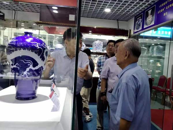 8月4日，慶祝新中國成立70周年元代瓷珍北京特展在京開幕。圖為參觀者在觀看展品。