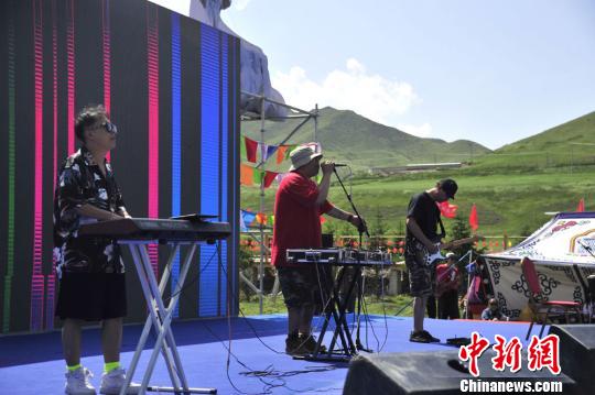 圖為草原音樂節?！〈蘖?攝