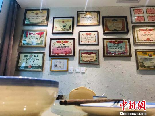 圖為“博物館餐廳”內(nèi)布設(shè)的上世紀獎狀。　艾慶龍 攝