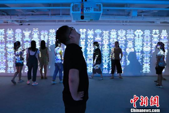 民眾在藝術裝置前體驗不一樣的聽覺感觀。　殷立勤 攝