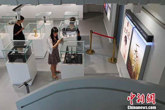 民眾在參觀上海話劇藝術中心展示模型?！∫罅⑶?攝