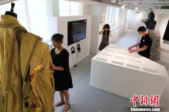 民眾在參觀上海話劇藝術中心展示模型?！∫罅⑶?攝