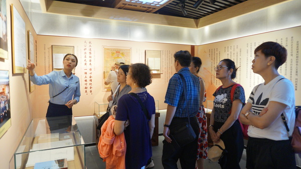 參訪團(tuán)員參觀臺(tái)灣會(huì)館