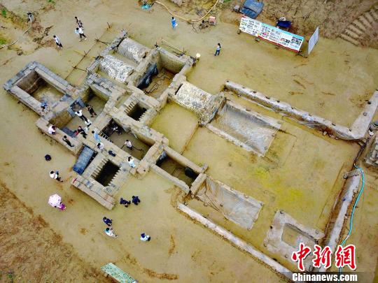 山東濟(jì)陽(yáng)發(fā)掘出一大型漢代畫(huà)像石墓