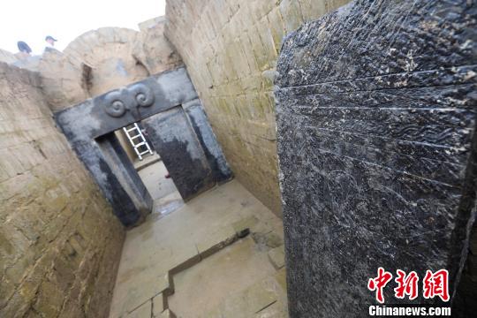 目前考古發(fā)掘工作已接近尾聲，共清理墓葬兩座。　黃中明 攝