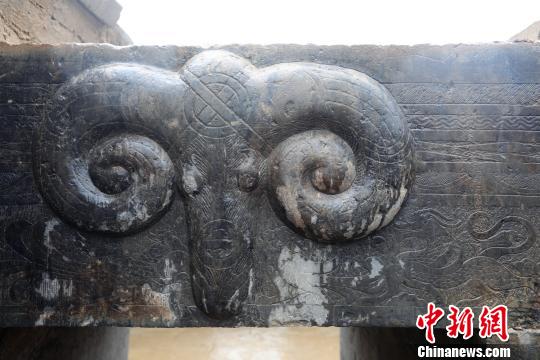 部分畫(huà)像石經(jīng)磨光后再雕刻，線條細(xì)膩流暢，具有濟(jì)南畫(huà)像石墓中常見(jiàn)的羊首畫(huà)像。　黃中明 攝