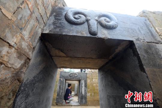 除發(fā)現(xiàn)大量畫(huà)像石外，兩座墓葬還出土了種類較為豐富的器物。　黃中明 攝