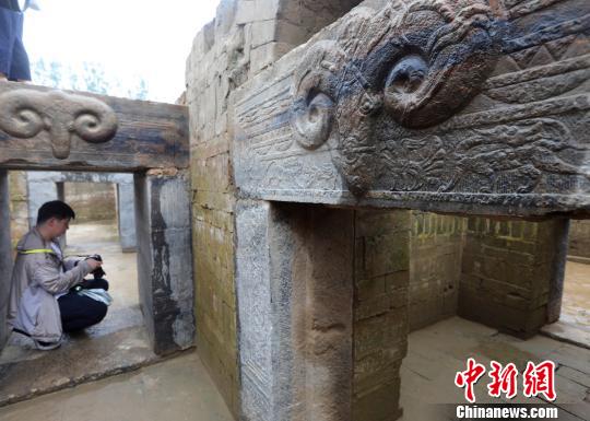 兩座墓葬的發(fā)現(xiàn)為漢代喪葬習(xí)俗的研究提供了新的考古實(shí)物資料。　黃中明 攝