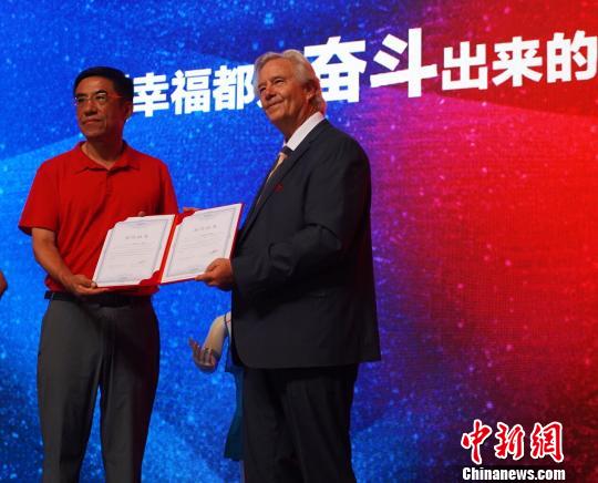 圖為英國文化學院與通遼市簽訂合作協議。　趙晗 攝