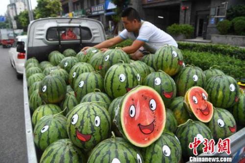 圖為商販正在整理車上的西瓜?！￡惓?攝