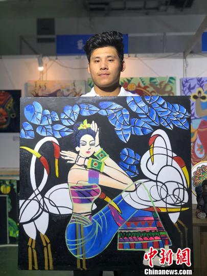 大學(xué)生展示自創(chuàng)油畫作品。　郭佳 攝