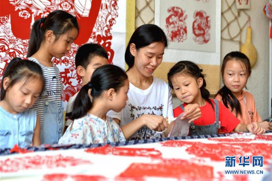 （社會(huì)）（1）河北磁縣：學(xué)剪紙過(guò)暑假