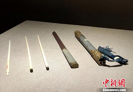 解食刀，分為刀、箸、簽、刀鞘四部分?！∴囅?攝